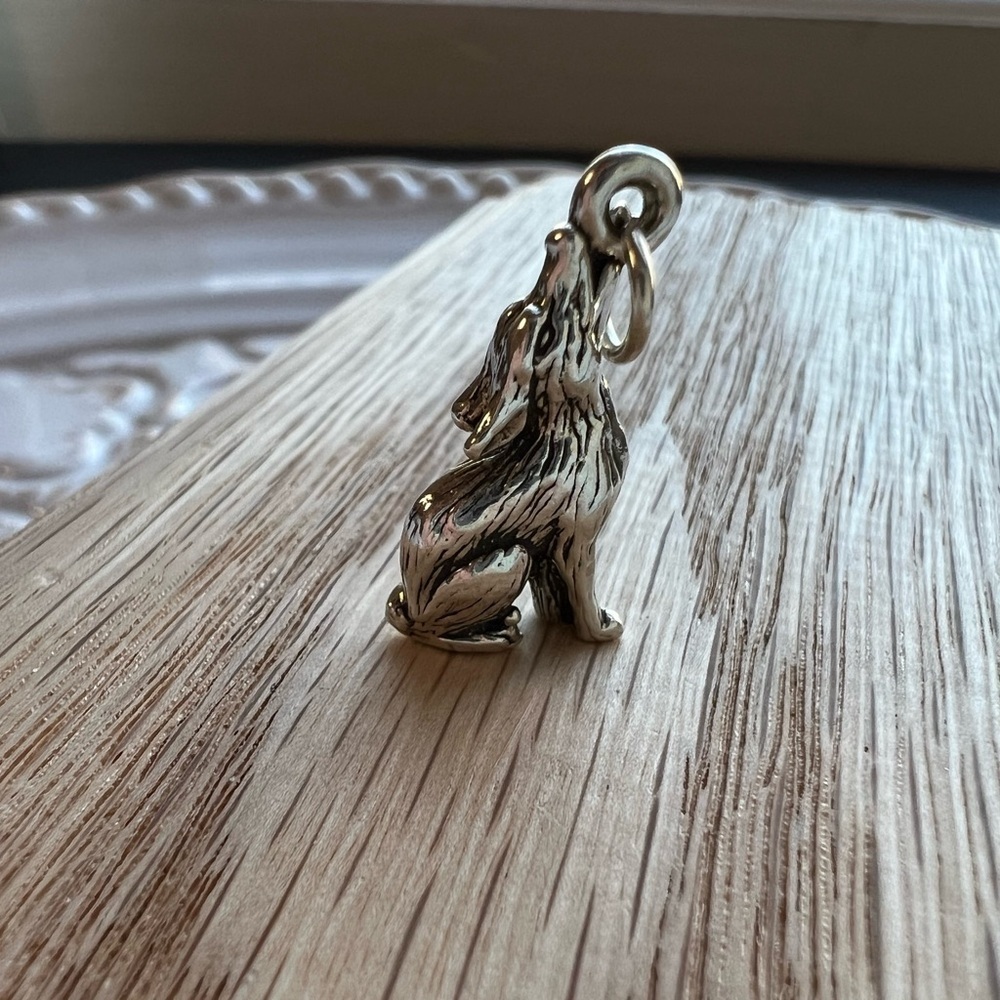 Vintage Howling Wolf Vintage Silver Tone Charm NOS - Picture 4 of 6
